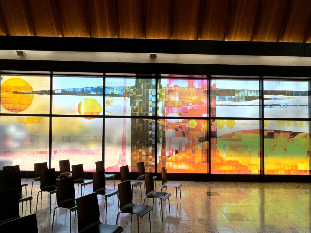 Beeindruckende Aufbahrungshalle mit schönen Glasfenstern